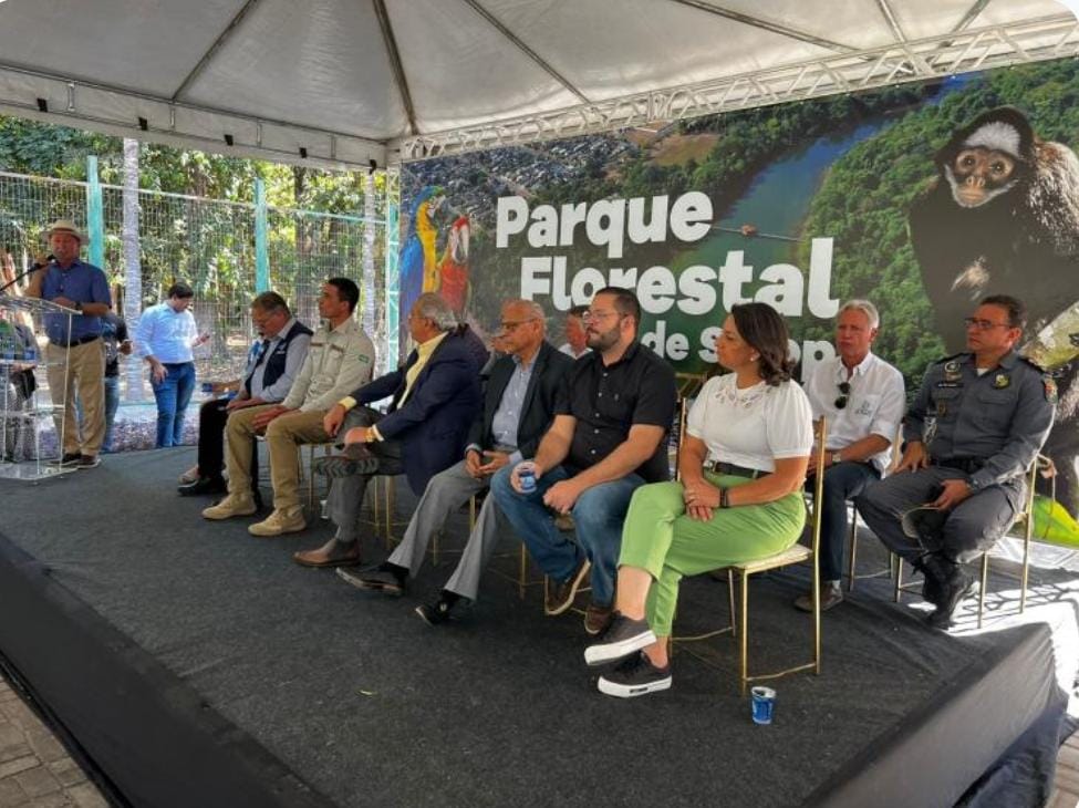 Prefeito, senador e deputados entregam novas ambulâncias, carros e maquinários para estruturar secretarias municipais