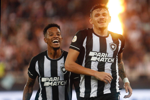 Botafogo goleia Coritiba e fatura título simbólico do 1º turno do Brasileirão