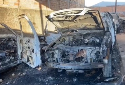 Sinop: Fogo atinge oficina e destrói duas camionetes fogo iniciou em um terreno baldio 