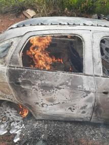 Casal de idosos é assassinado em sítio; carro foi incendiado e corpo achado em curral