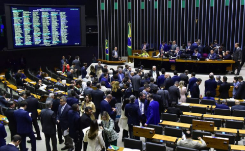 Câmara aprova MP que concede aumento salarial a servidores federais