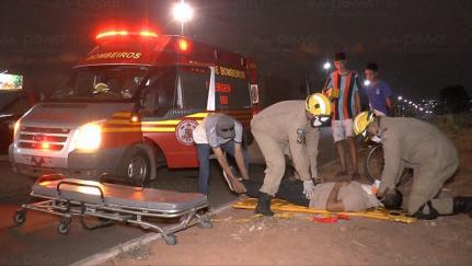 Ciclista tem traumatismo craniano ao bater em carro parado 