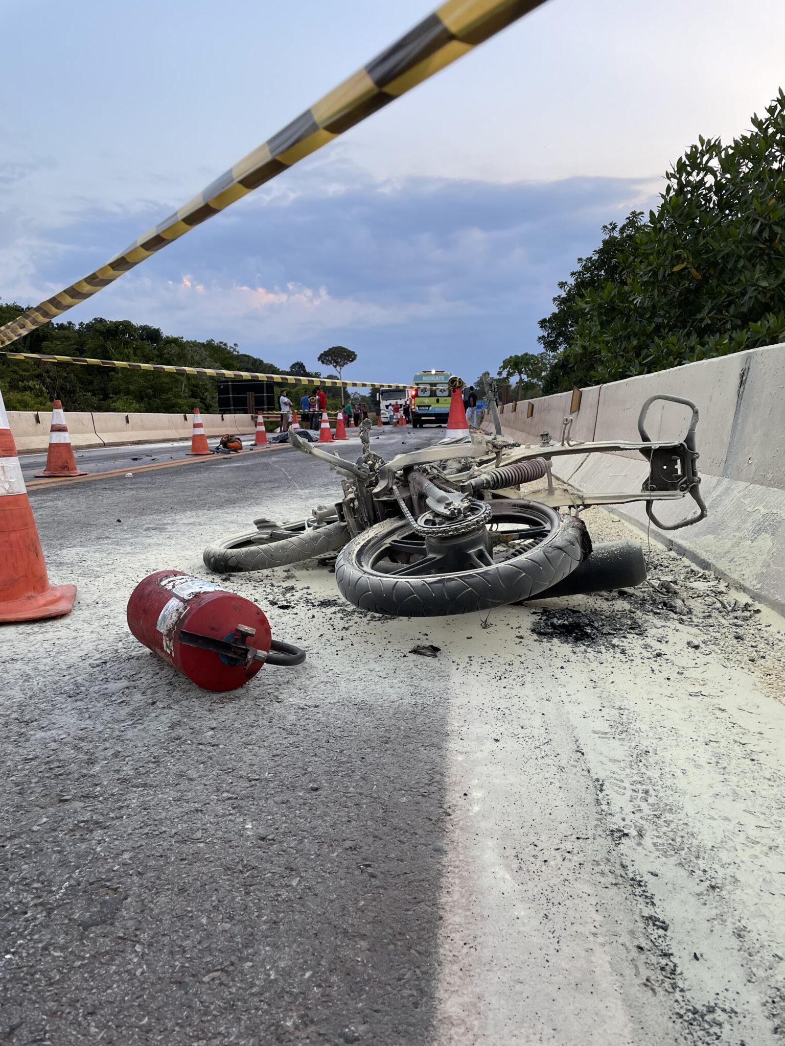 Motociclista morre ao bater moto de frente com carreta e pegar fogo