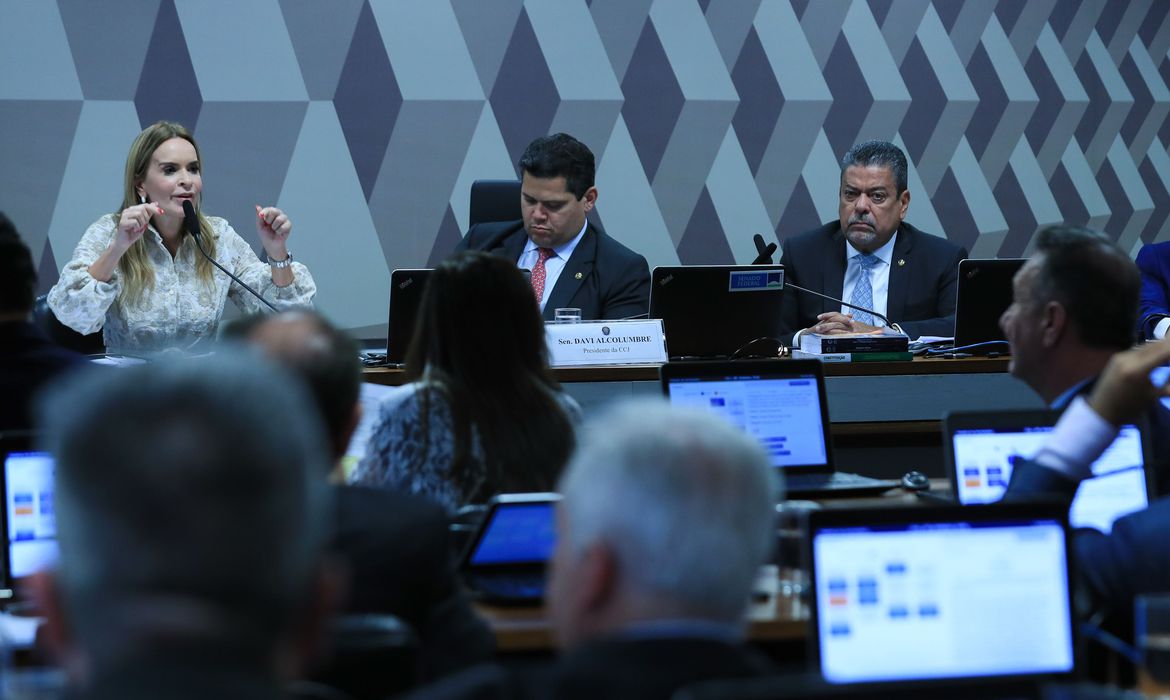 CCJ do Senado aprova PEC que permite comercialização de plasma humano