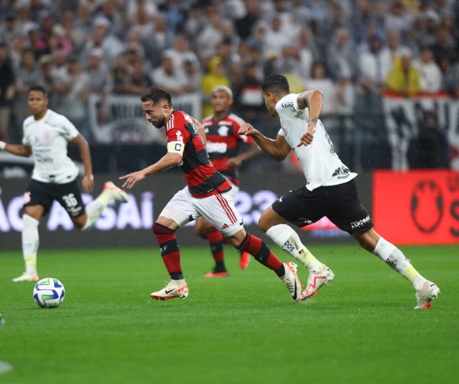 Corinthians joga mal, conta com pênalti para empatar com Flamengo e continua perto da degola