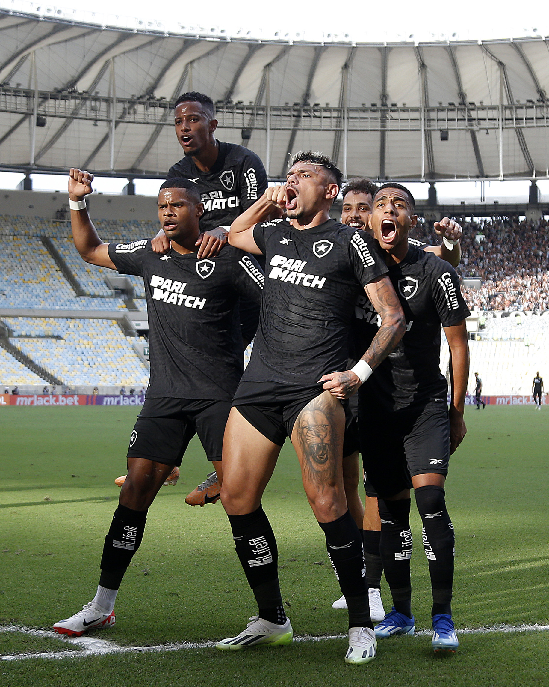 Botafogo bate o Fluminense com gol de Tiquinho e volta a vencer no Brasileirão