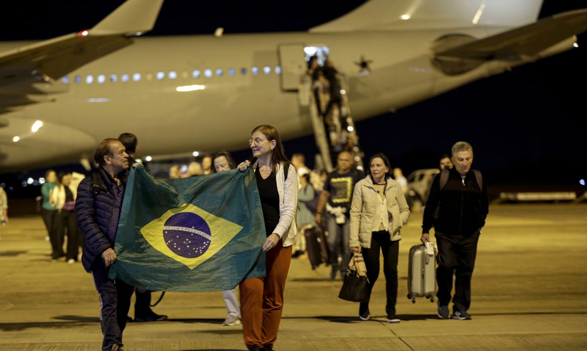 Repatriados manifestam alívio ao pisar em solo brasileiro