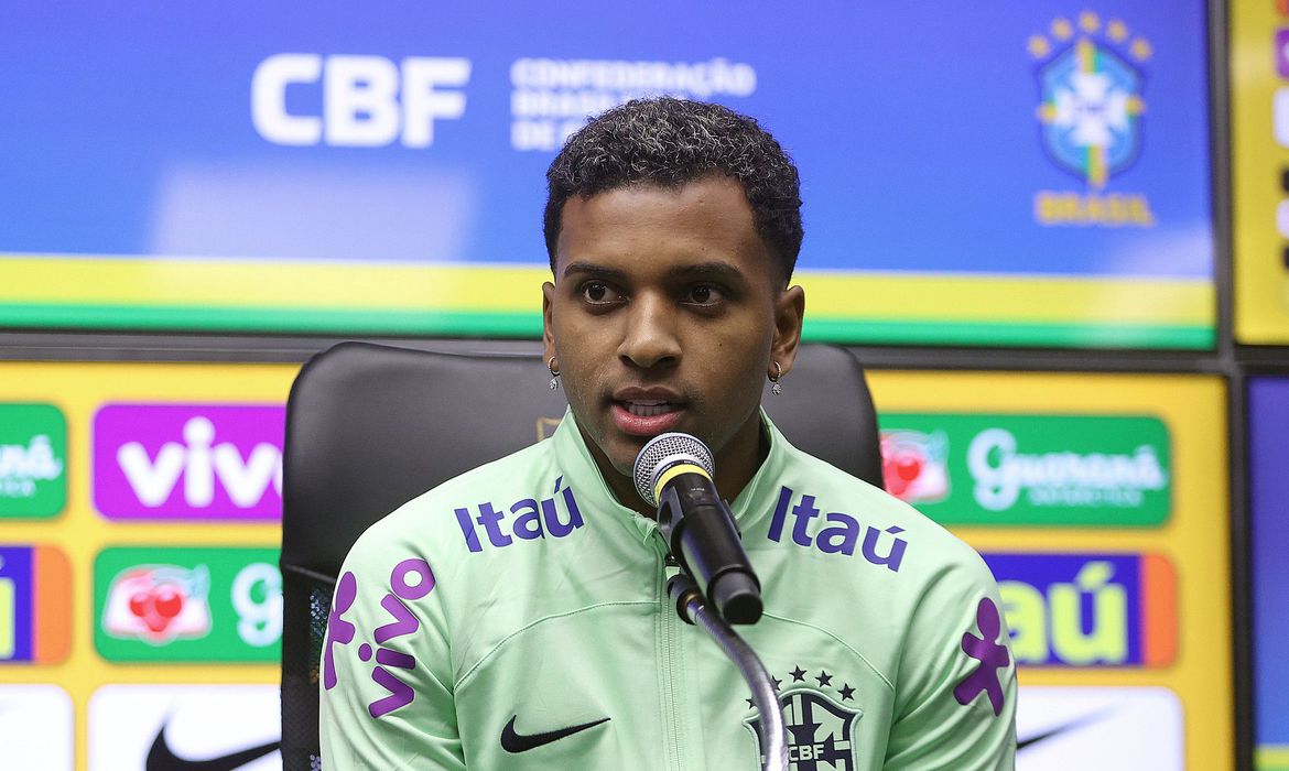 Rodrygo não espera jogo aberto contra o Uruguai, mas sim pressão