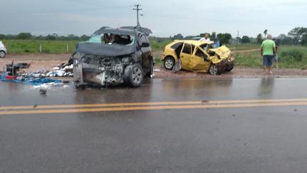 Acidente entre 2 carros mata criança de 1 ano e deixa 7 pessoas em estado grave