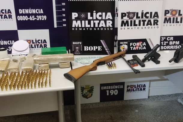 Policiais militares prenderam três homens com grande quantidade de armas, munições e drogas