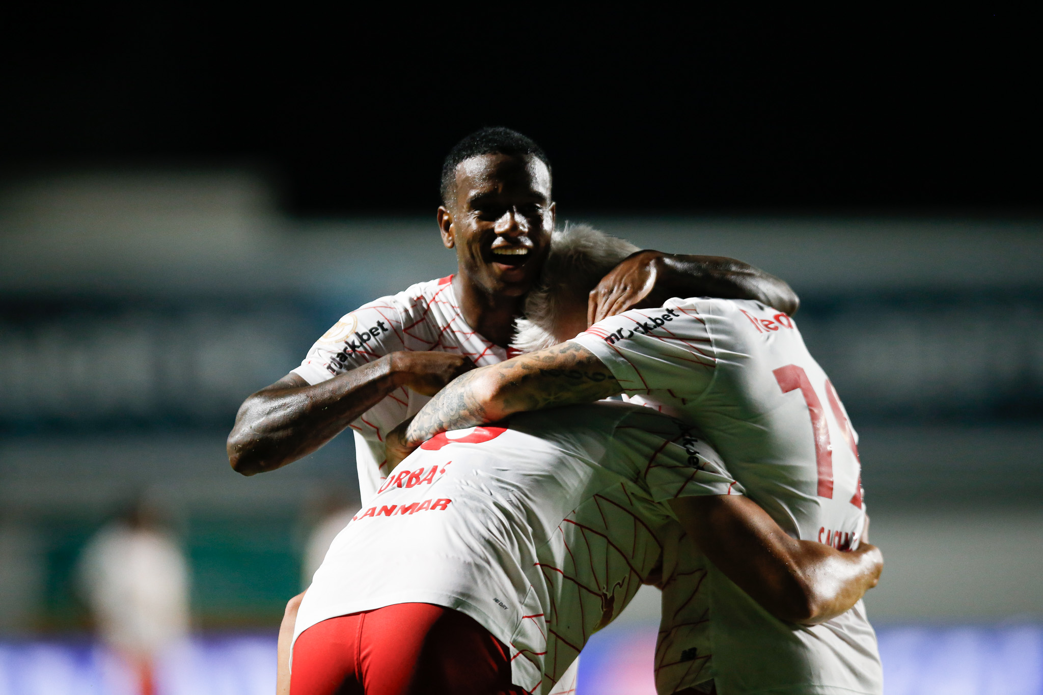 Helinho garante vitória sobre Corinthians, e Red Bull Bragantino pressiona Botafogo e Palmeiras