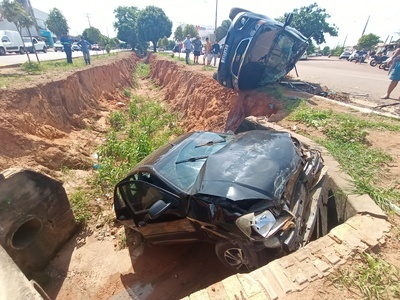 Carro capota e outro cai em valetão após acidente entre avenidas em Sinop