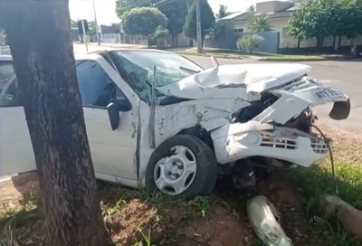 Colisão entre onibus escolar e carro deixa uma pessoa ferida