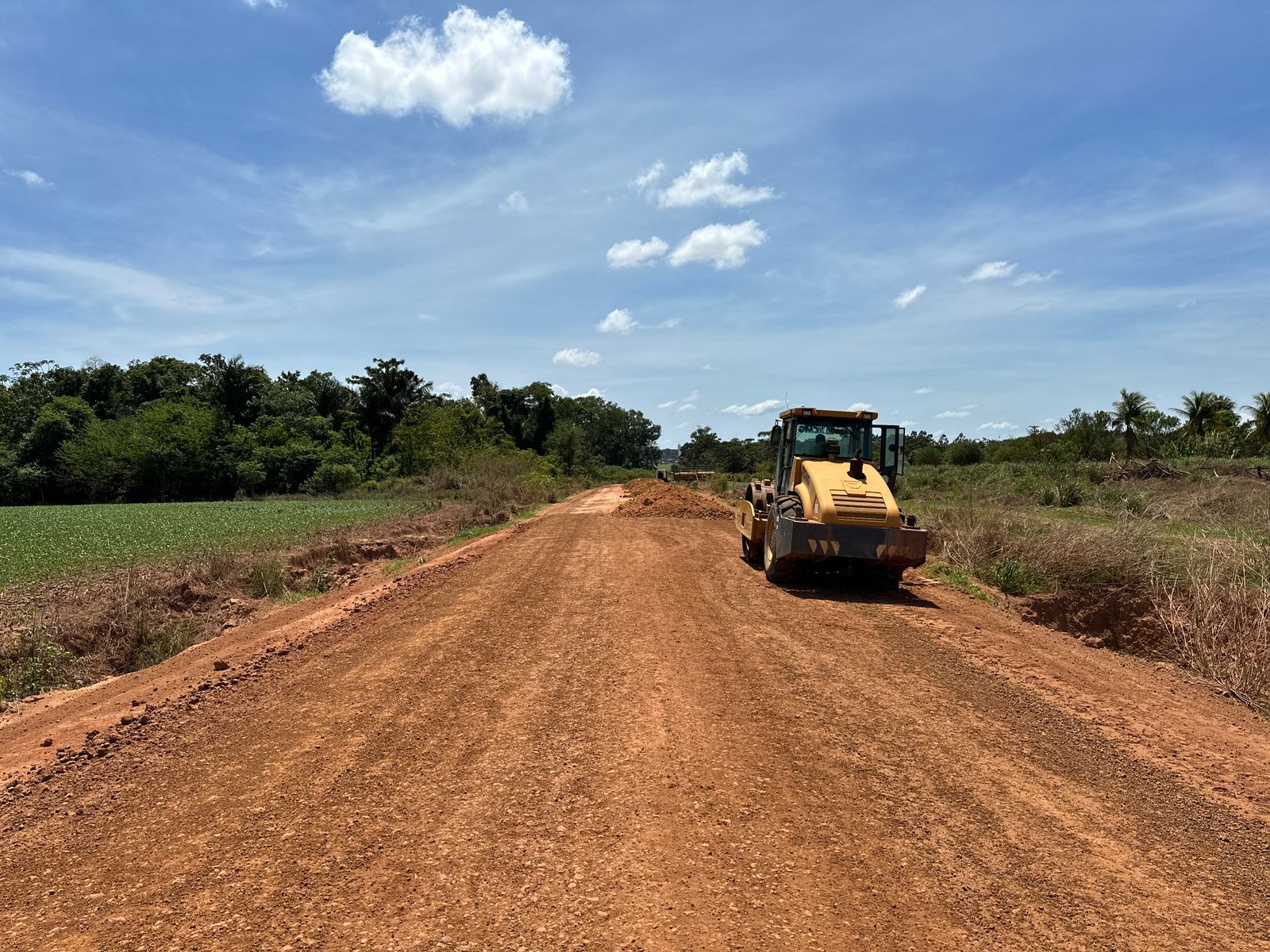 Secretaria de Obras avança na recuperação de estradas rurais com cascalhamento e patrolamento