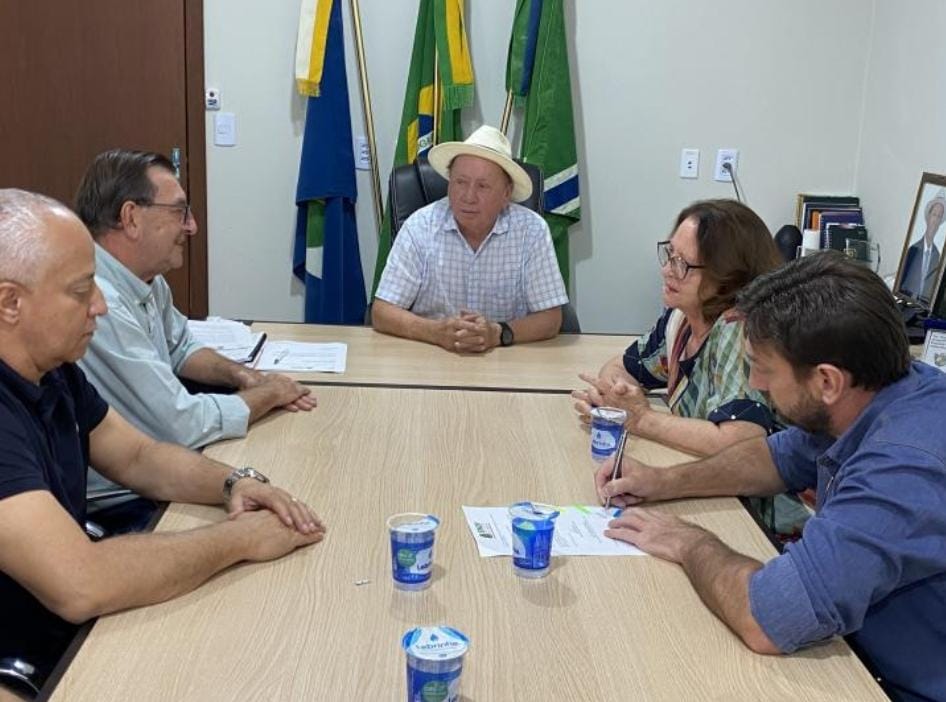 Prefeito assina termo de fomento e APAE receberá R$1 milhão para investir em novo ônibus e melhorias