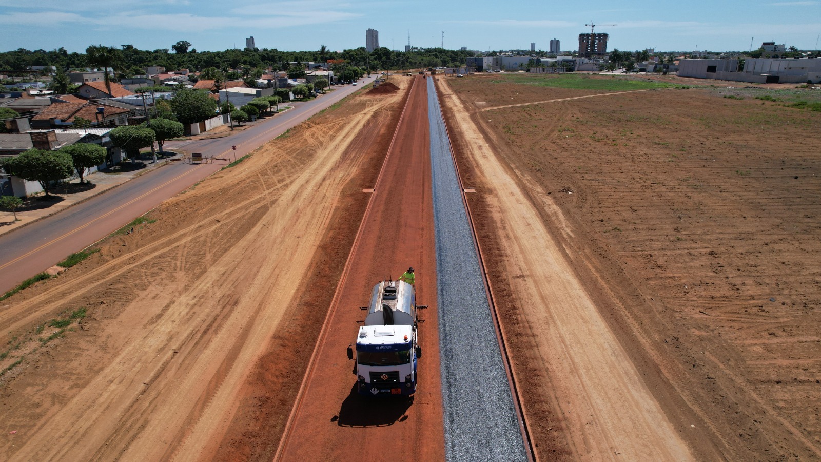 Obras de duplicação na Tarumãs avançam com aplicação do material asfáltico na via