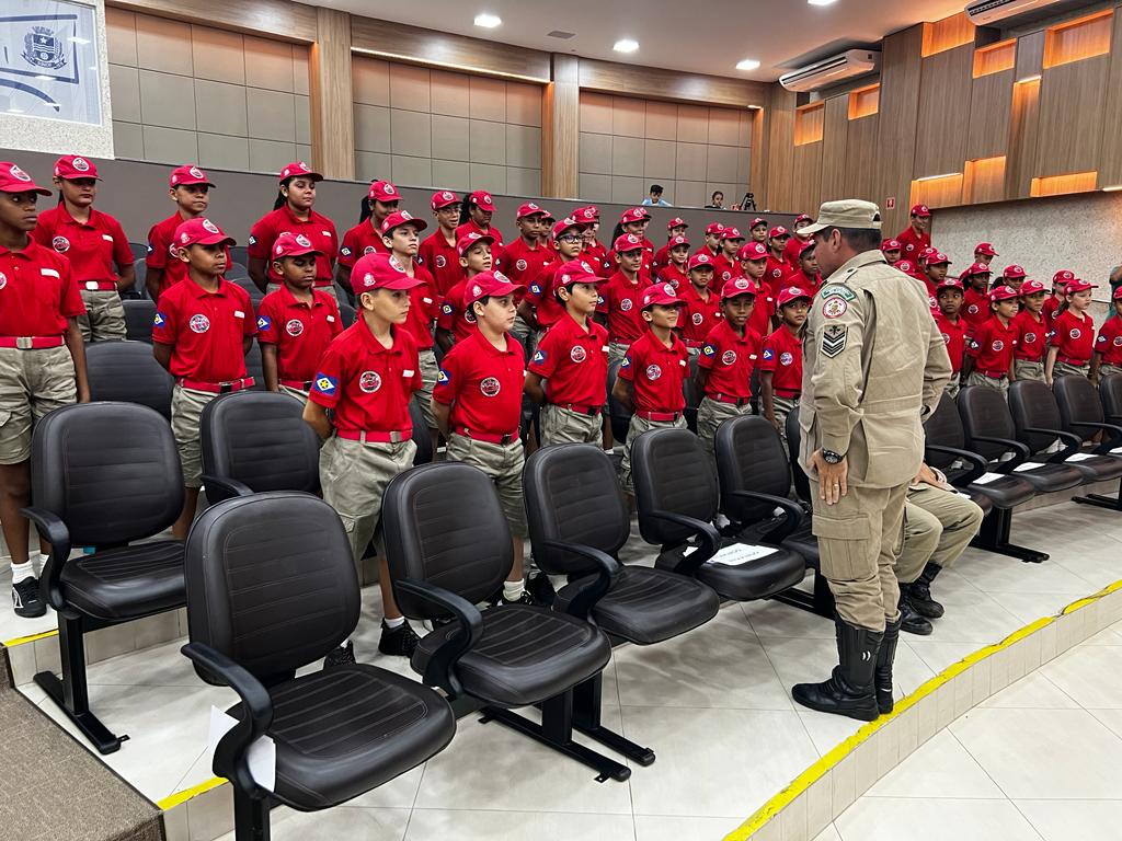 Crianças do Projeto Bombeiros do Futuro participam de acampamento neste fim de semana