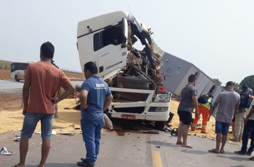 Motorista morre em grave colisão entre carretas na BR-163