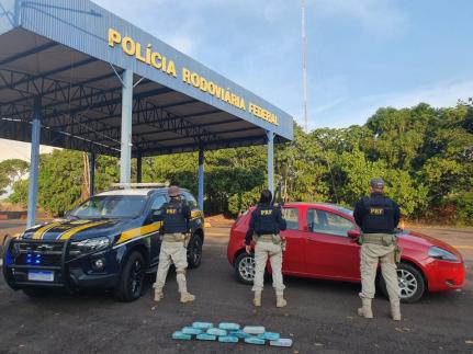 Dupla é presa com 12,8 kg de cocaína em tanque de carro