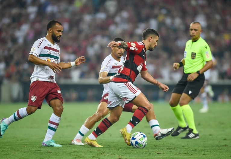 Cano decide e Fluminense supera São Paulo no Maracanã