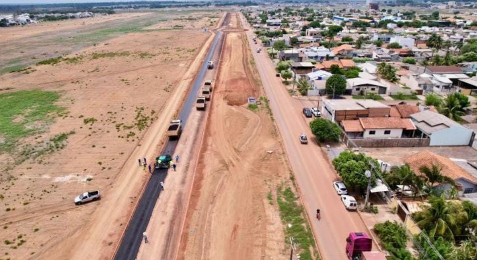 Obras de duplicação da Av. Tarumãs avançam em ritmo acelerado com aplicação do asfalto