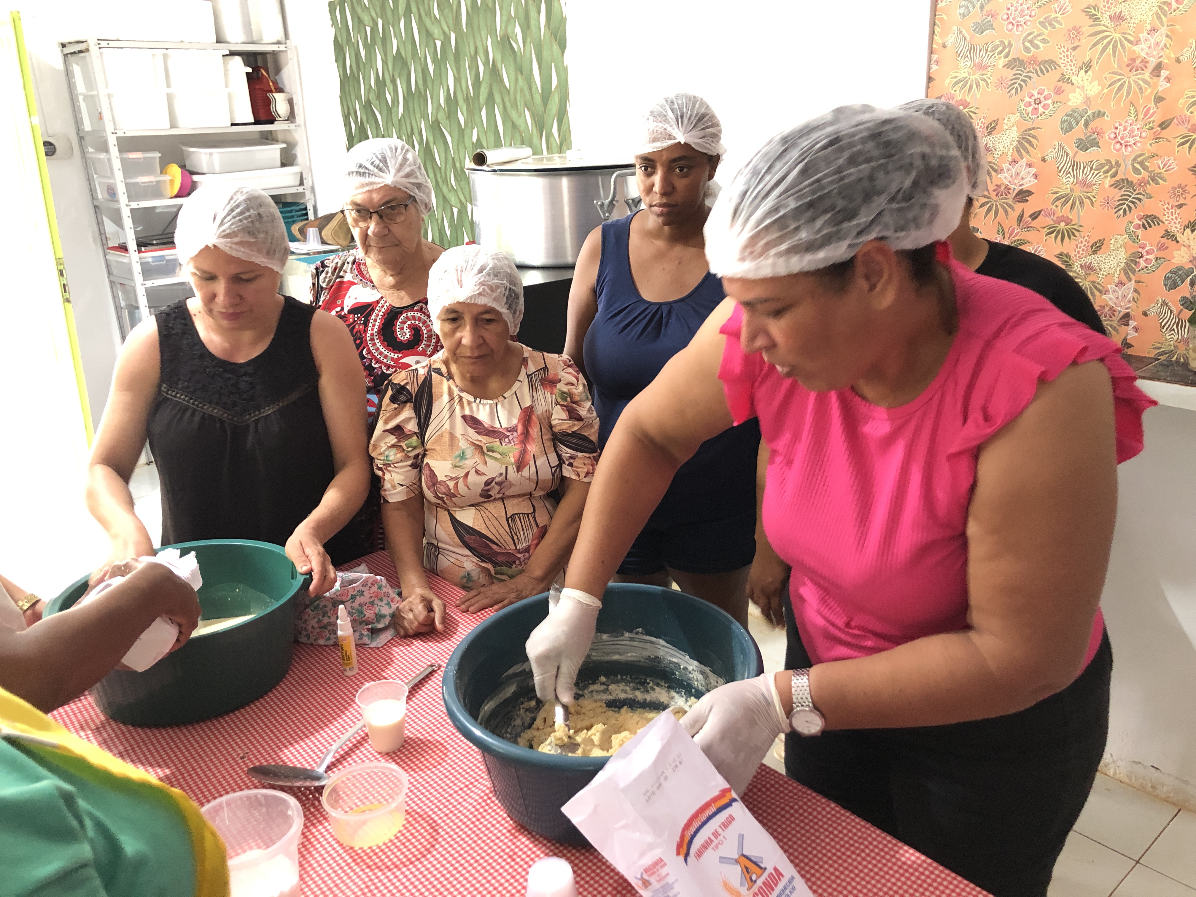 Mulheres do Centro de Convivência Dona Zezé participam de oficina de panetone