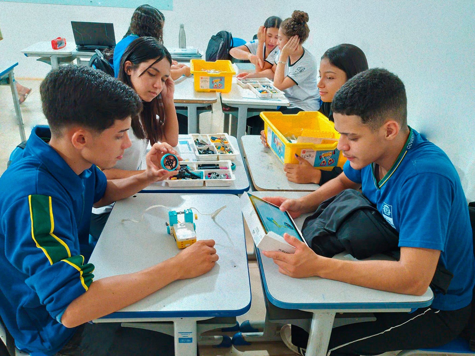 O uso de kits de montagens e aplicativos despertam habilidades e reforçam o protagonismo dos estudantes