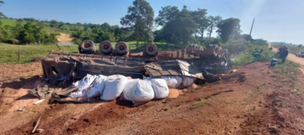 Caminhoneiro tomba veículo em rodovia e morre no local