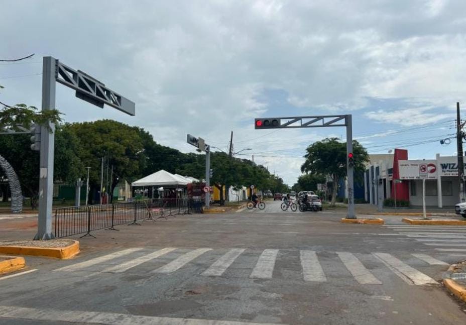 Semáforo entre as Avenidas dos Jacarandás e Júlio Campos volta a operar com a retirada de roda gigante