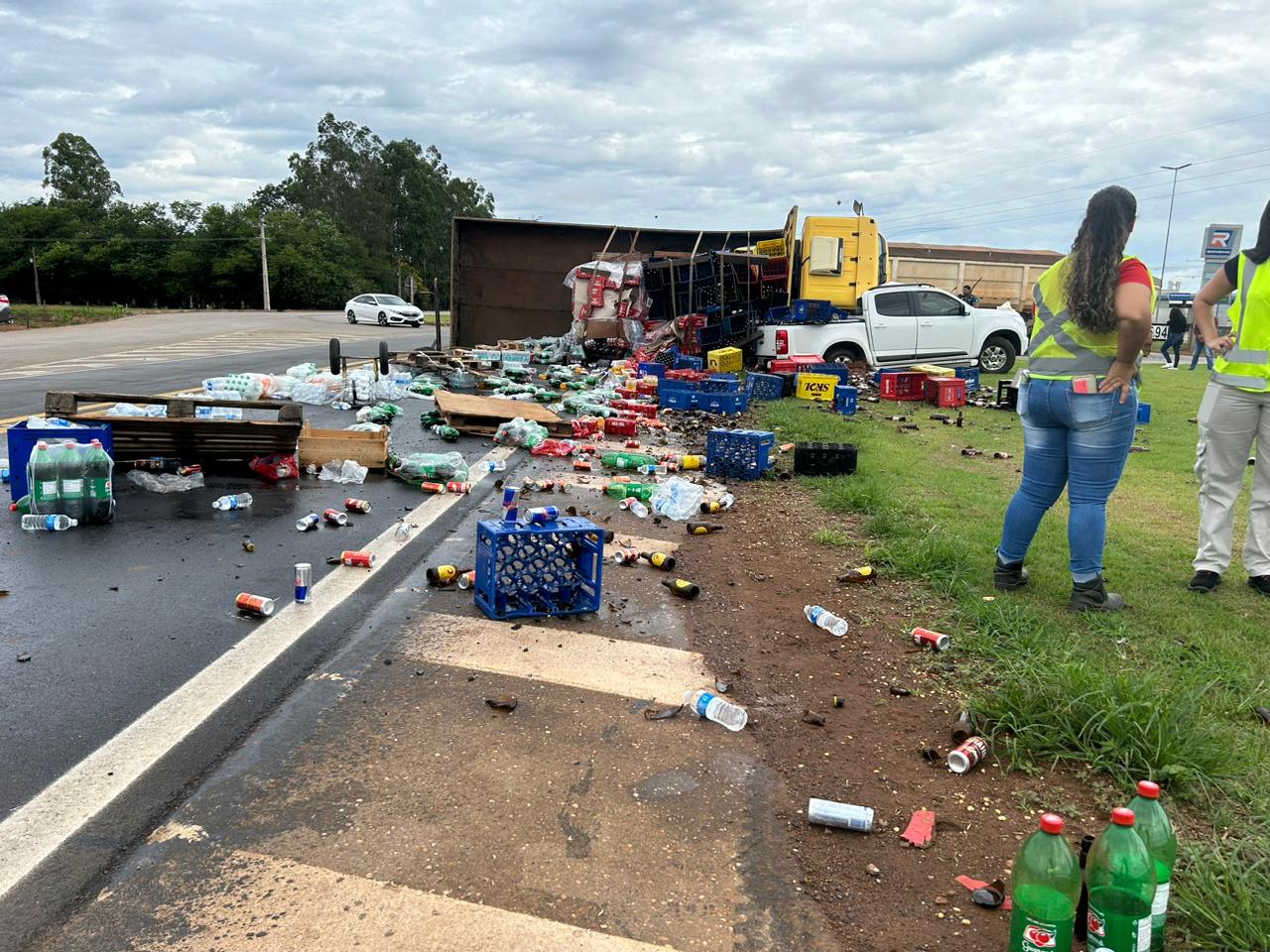 Camionete e caminhão colidem na BR-163 em Sinop e deixa quatro feridos