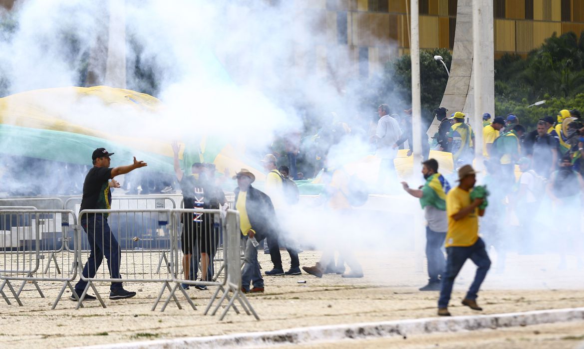 Indulto natalino perdoa multas e exclui condenados por 8 de janeiro