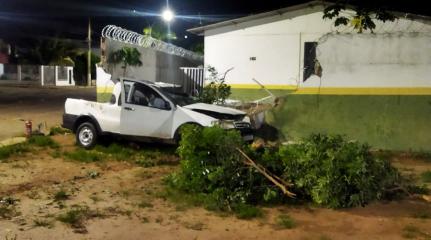 Motorista bate contra muro de creche e acaba morrendo