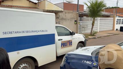 Mulher pede para PM arrombar casa e encontra irmão morto esfaqueado