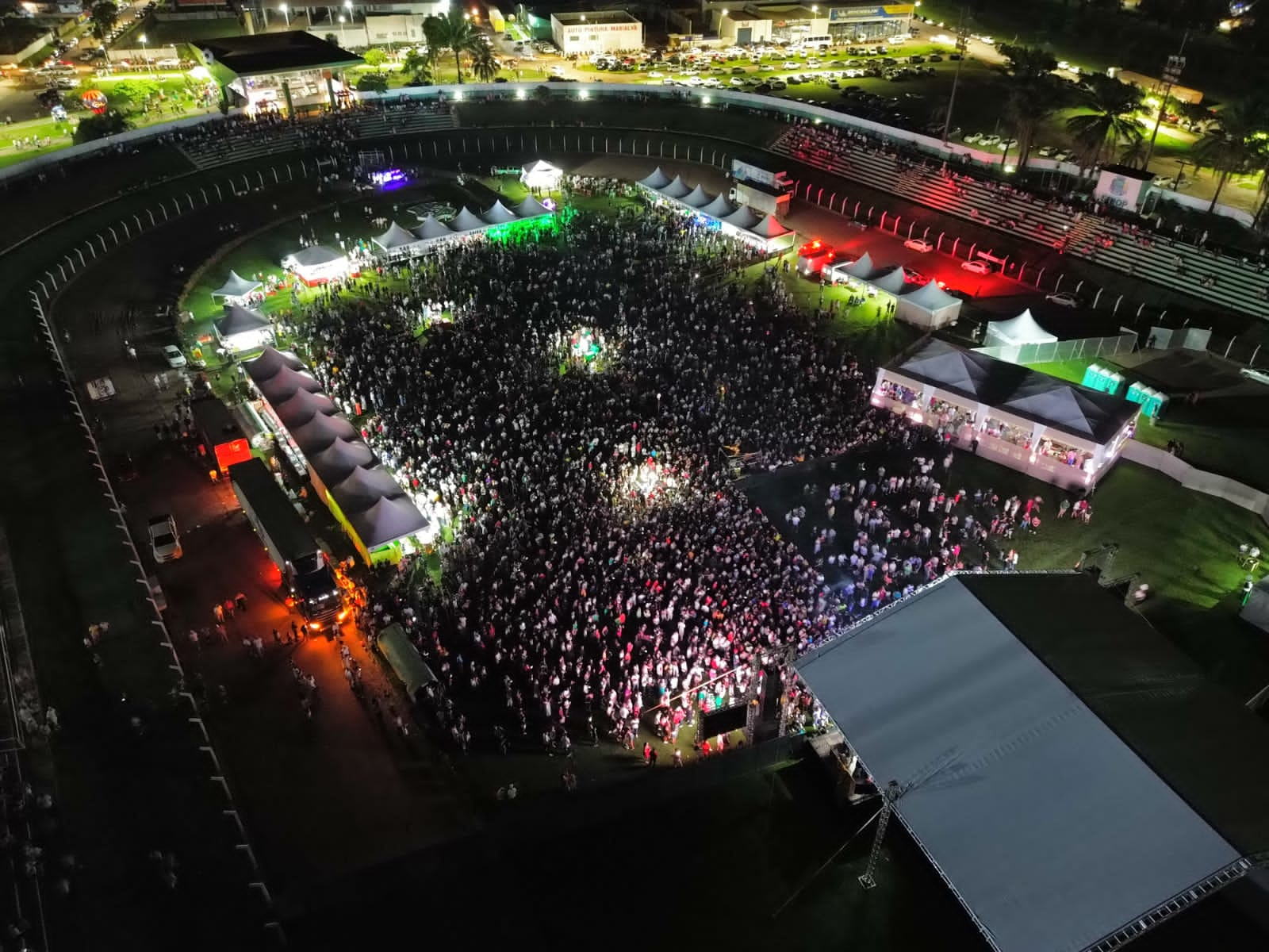 Réveillon em Sinop com show memorável de Felipe Araújo atrai multidão de 32 mil pessoas