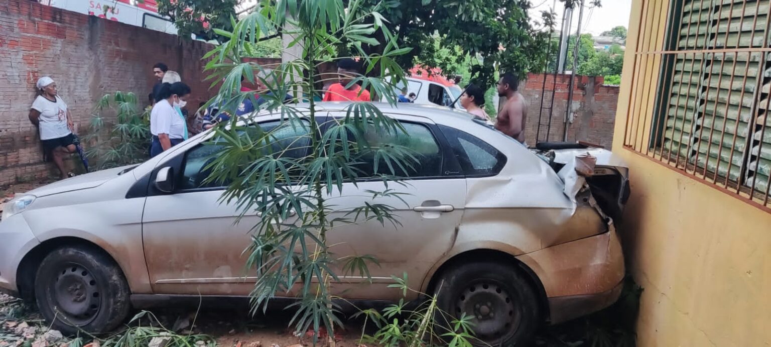 Motorista morre esmagado contra muro ao tentar segurar o carro