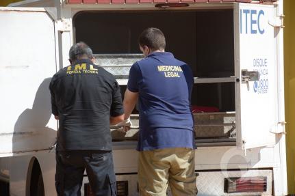 Criminosos matam duas pessoas dentro de casa 