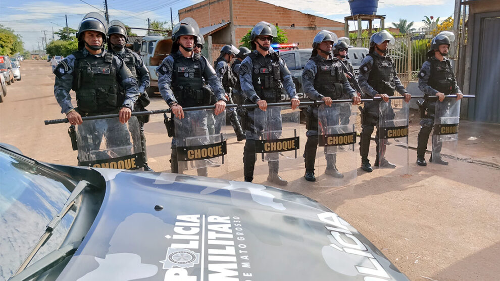 Justiça cumpre reintegração de posse  em Sinop e Moradores estão sendo retirados das casas