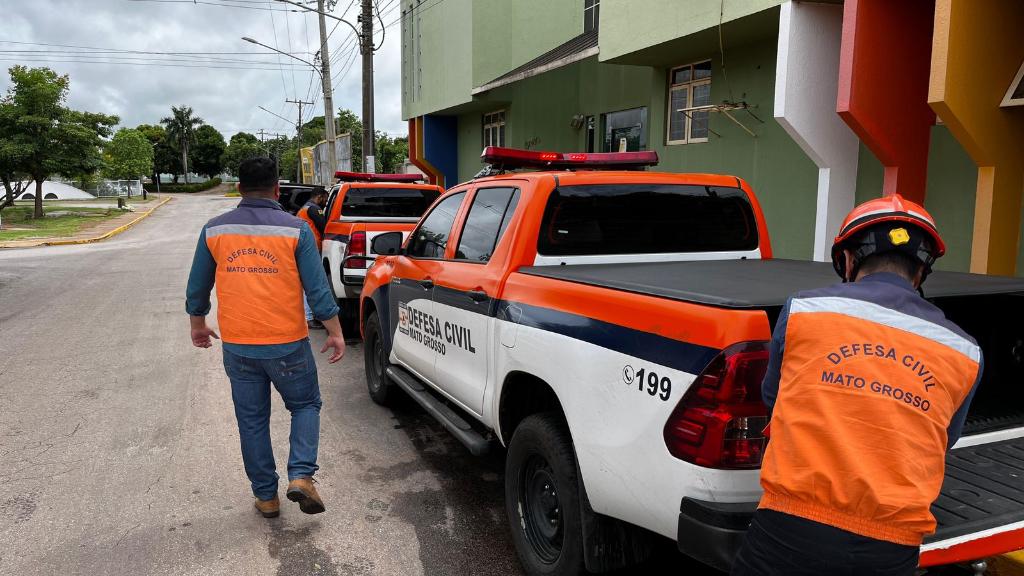 Governo de MT envia equipes e alimentos para auxiliar Cáceres após temporal